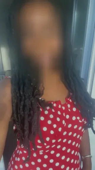 Lara, 36
