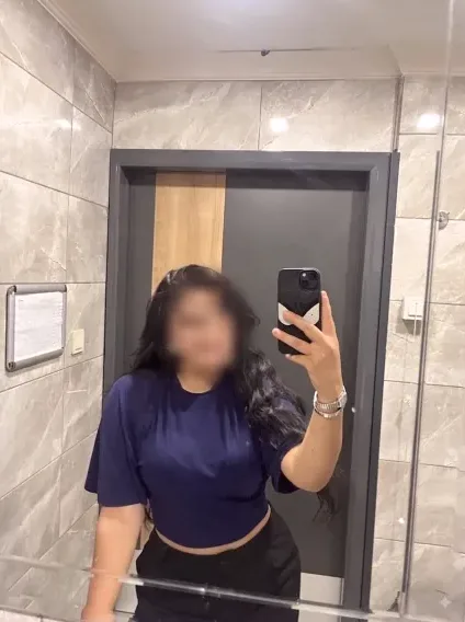 Larissa, 20